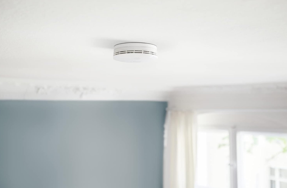 Bosch Smart Home Rauchmelder II Deckenmontage modernes Wohnzimmer Installation